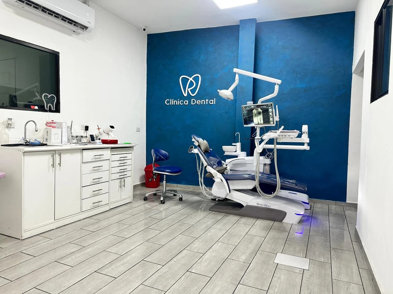 Consultorio de R&M Clínica Dental con unidad dental moderna