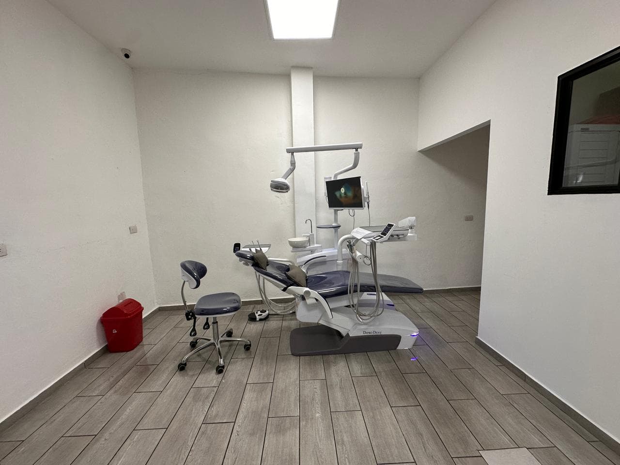 Sala de tratamiento con unidad dental moderna