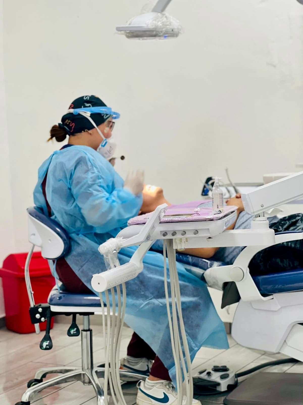 Dra. Stefany Rodríguez atendiendo a un paciente