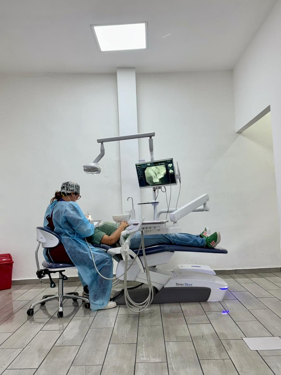 La doctora realizando un tratamiento dental